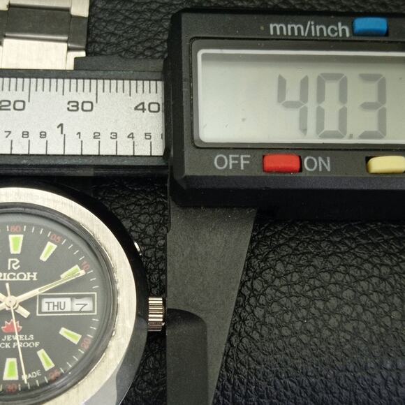 Vintage 1986 Ricoh Automatic Mens Silver Watch W/daydate & Green accents - Picture 7 of 10